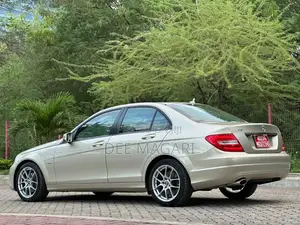 Mercedes-Benz C200 2016 Gold