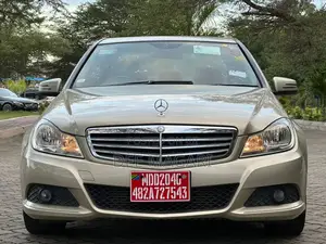 Mercedes-Benz C200 2016 Gold