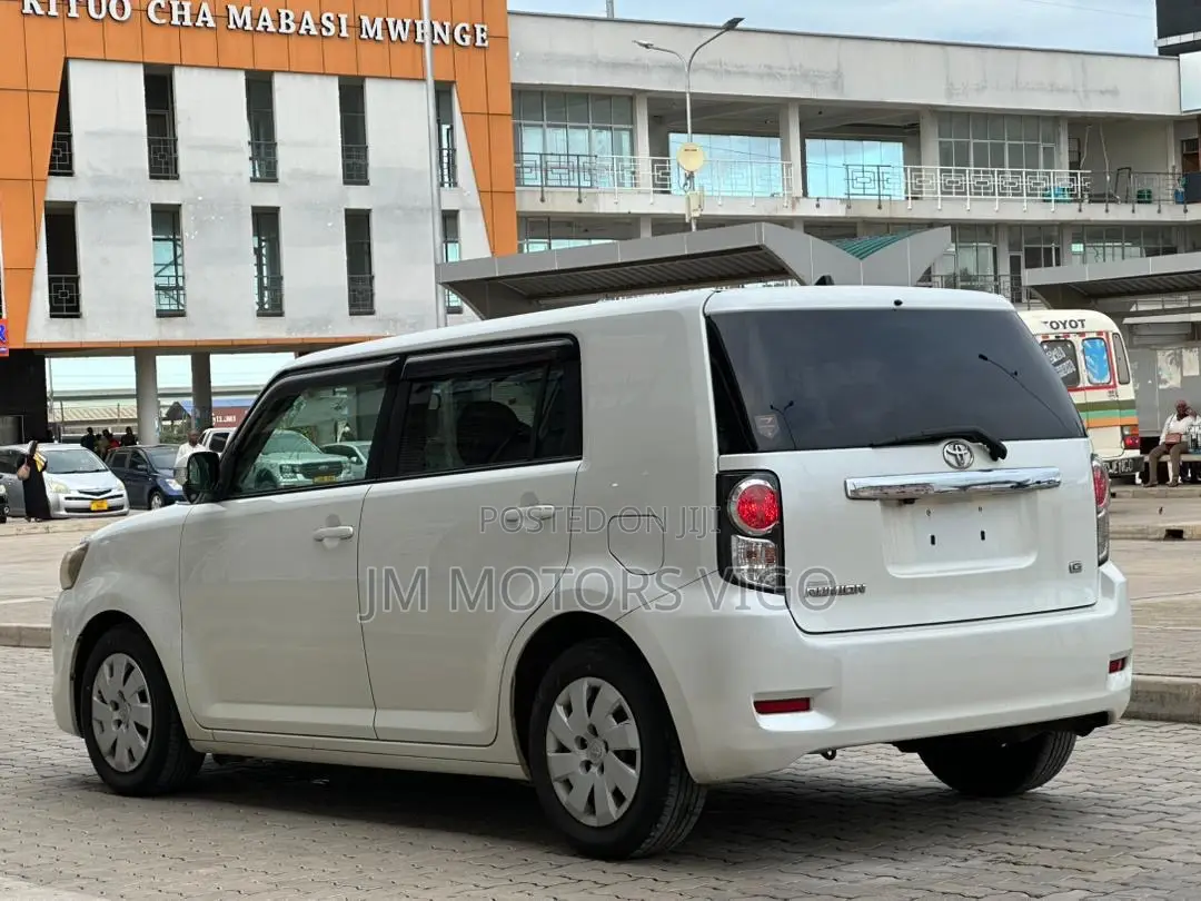 Toyota Corolla Rumion 2011 White