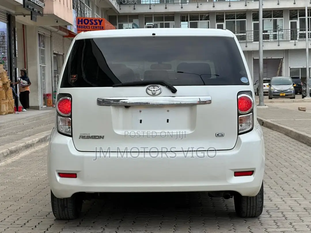 Toyota Corolla Rumion 2011 White