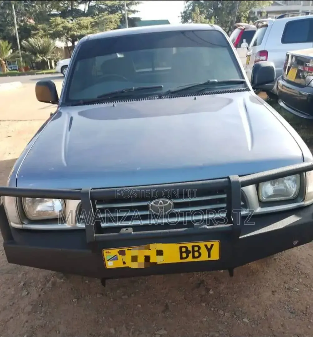 Toyota Hilux 2000 Gray