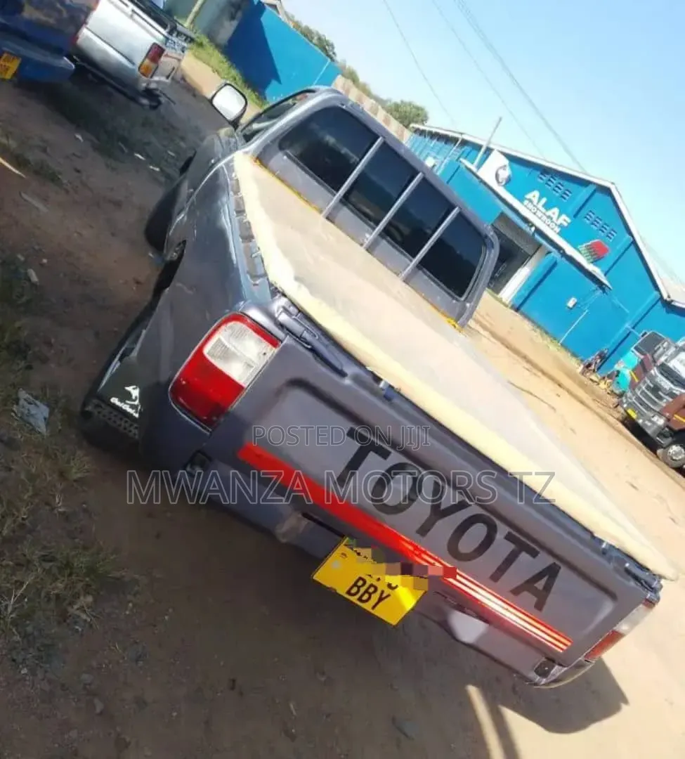 Toyota Hilux 2000 Gray