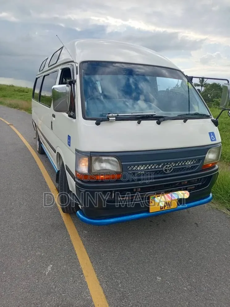 Toyota HiAce 2005 White