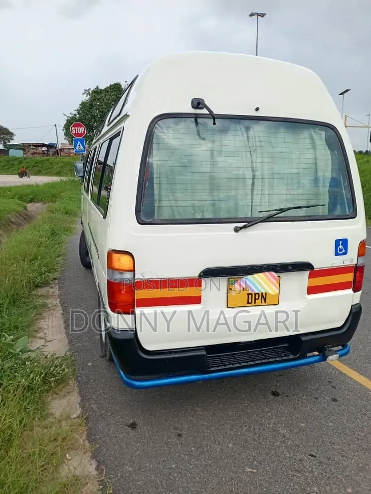 Toyota HiAce 2005 White