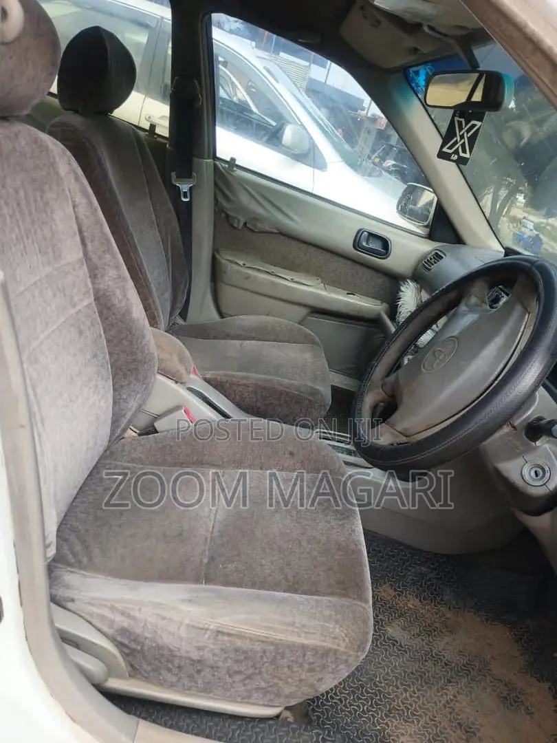 Toyota Corolla 1999 White