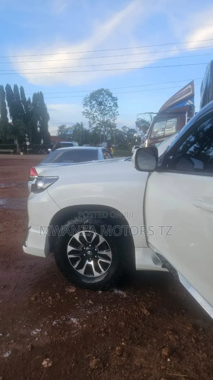 Toyota Land Cruiser Prado 2018 White