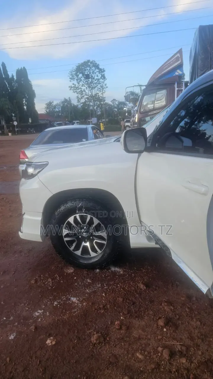 Toyota Land Cruiser Prado 2018 White