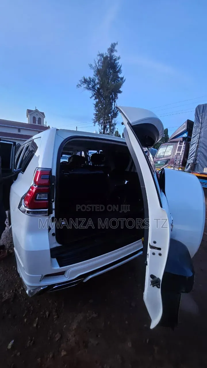 Toyota Land Cruiser Prado 2018 White