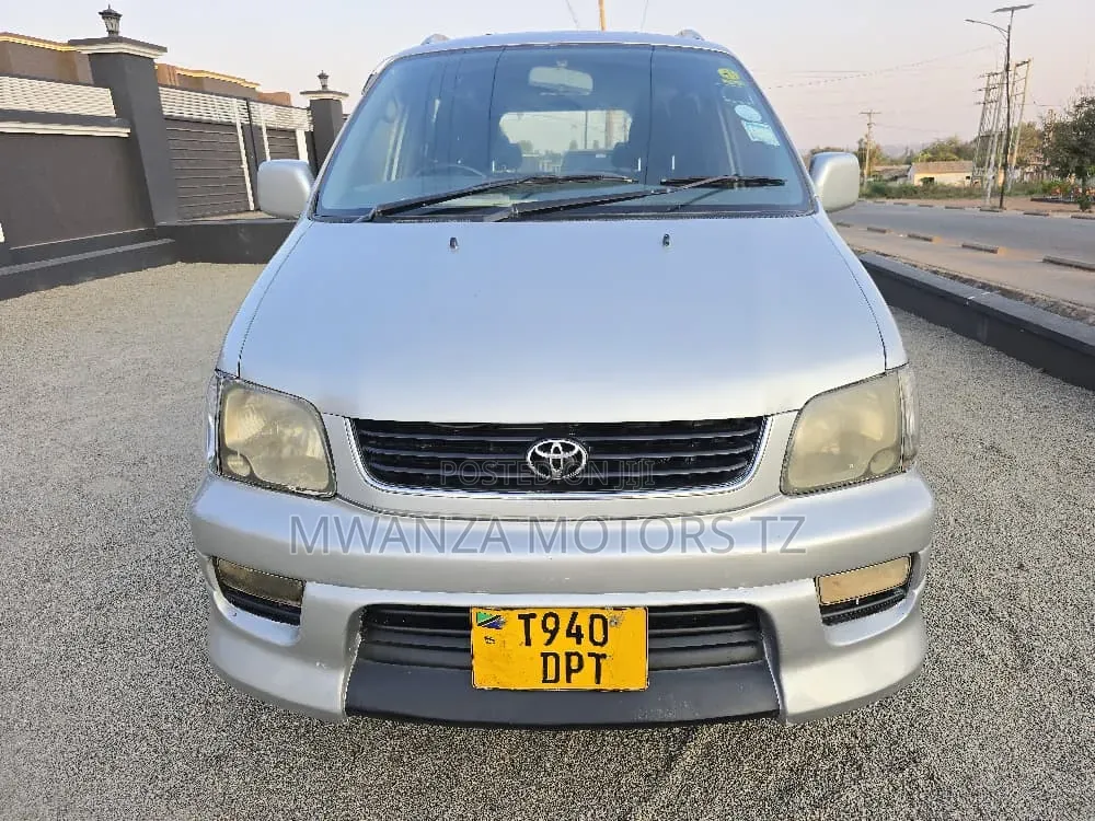 Toyota Noah 2004 Silver