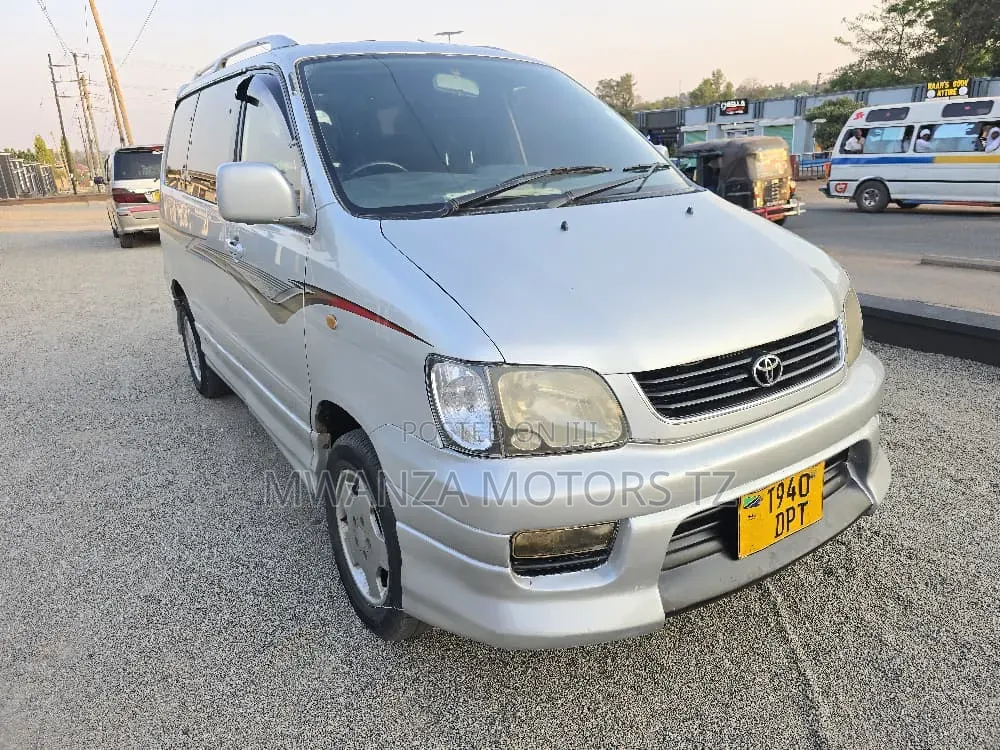 Toyota Noah 2004 Silver