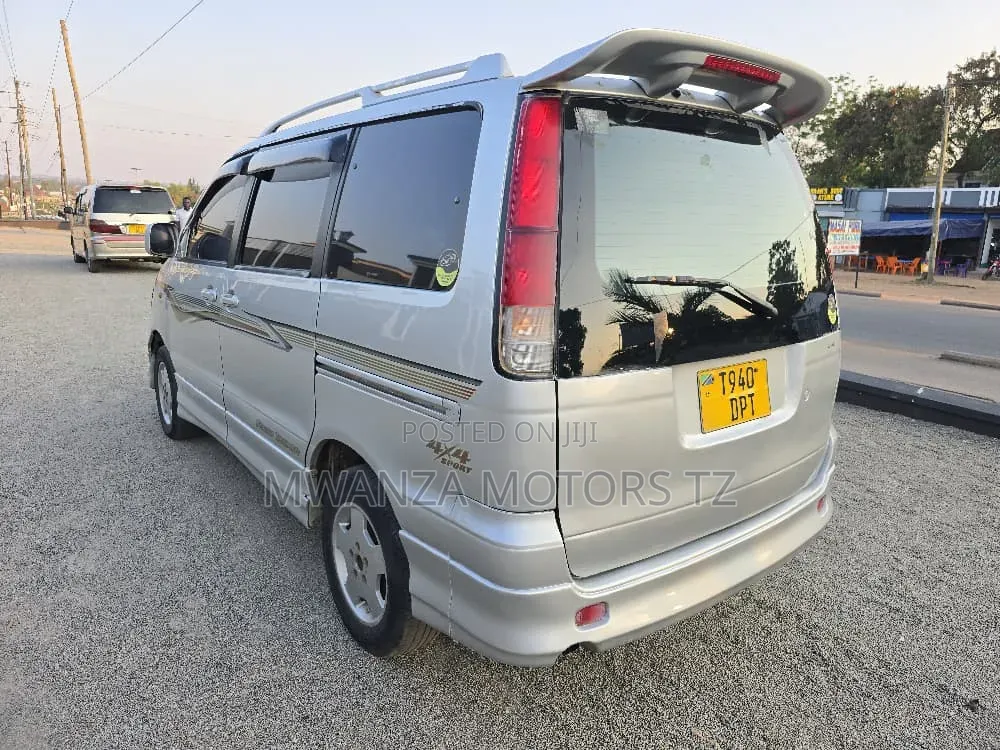 Toyota Noah 2004 Silver