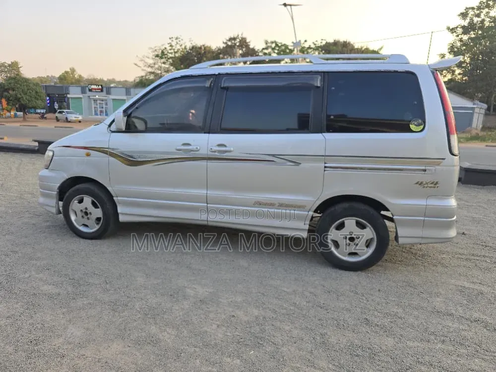 Toyota Noah 2004 Silver
