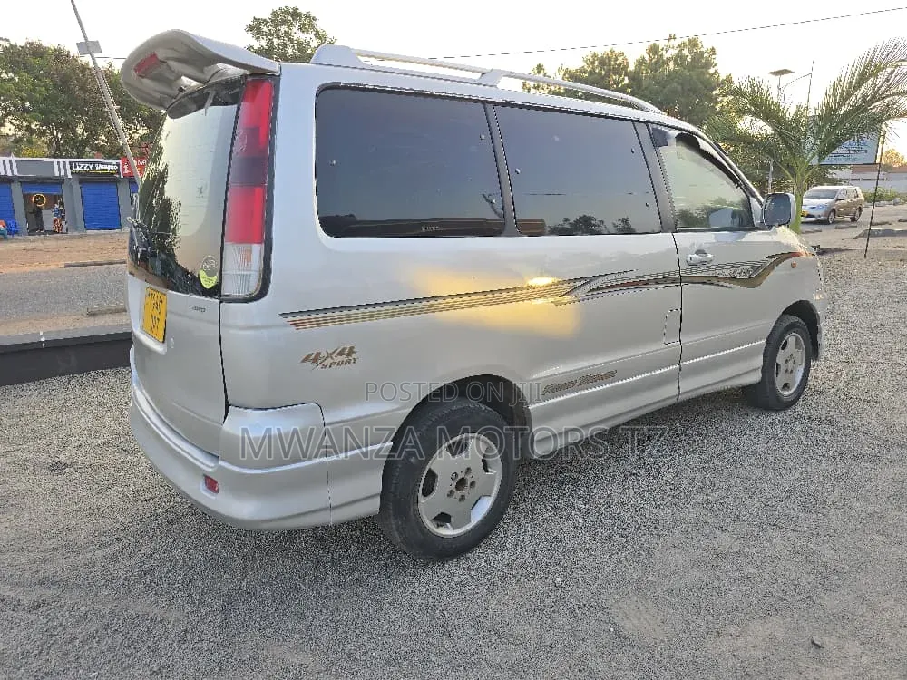 Toyota Noah 2004 Silver