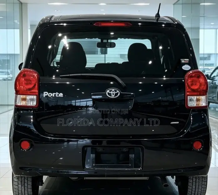 Toyota Porte 2015 Black