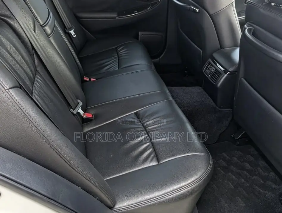 Toyota Crown Royale 2005 White