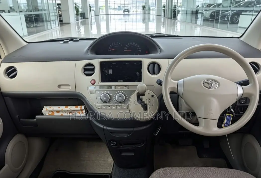 Toyota Sienta 2011 Brown