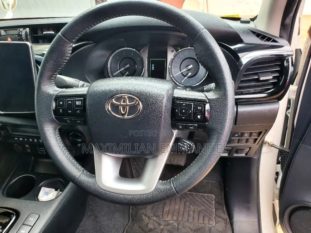 Toyota Hilux 2022 White