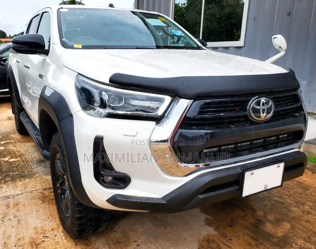 Toyota Hilux 2022 White