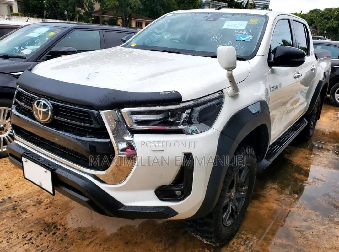 Toyota Hilux 2022 White