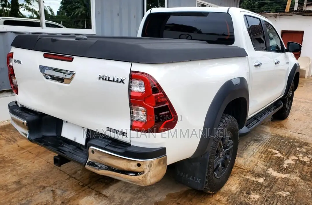 Toyota Hilux 2022 White