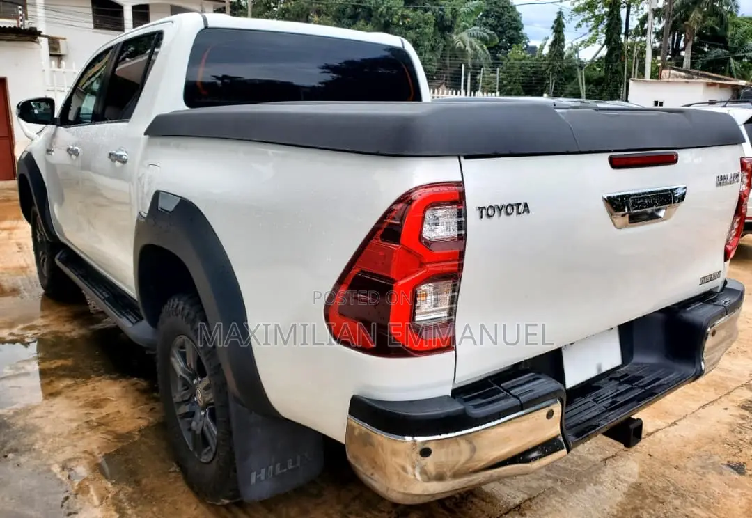 Toyota Hilux 2022 White