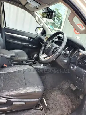 Toyota Hilux 2022 White