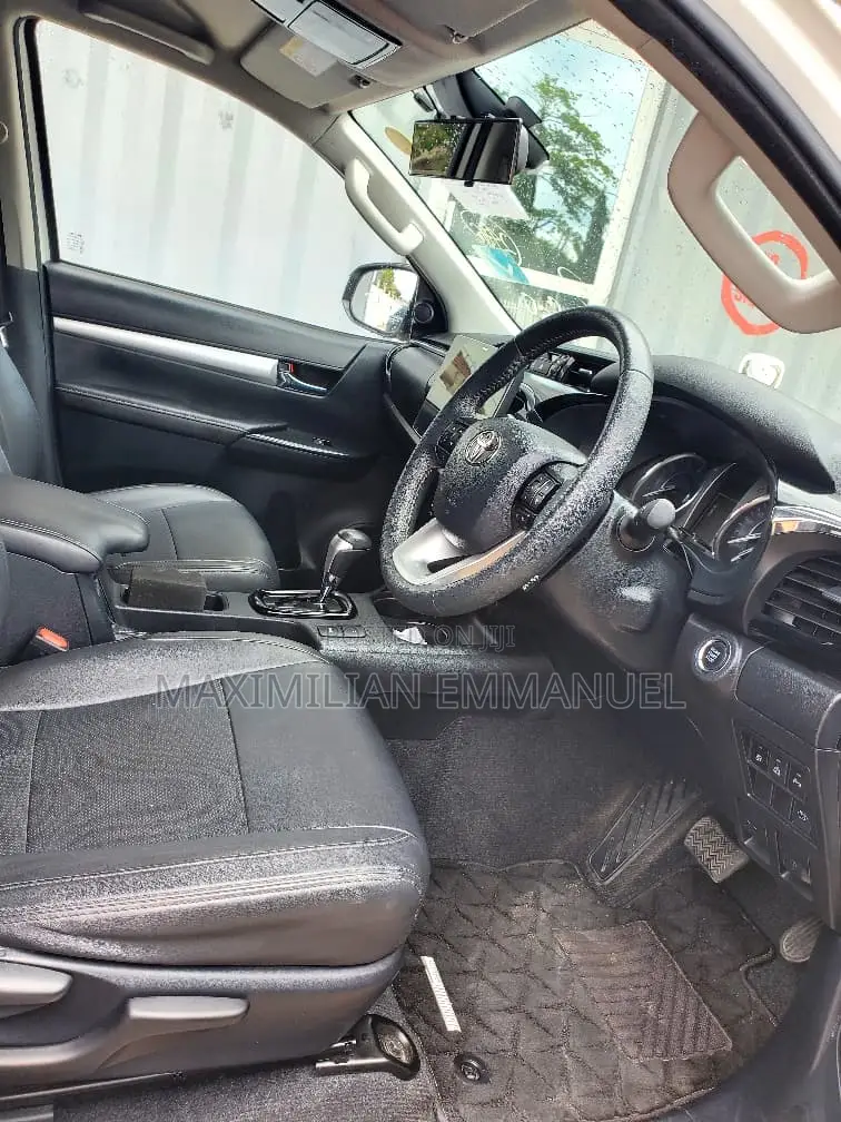 Toyota Hilux 2022 White