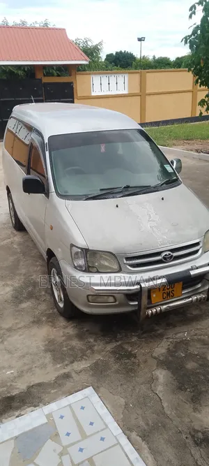 Toyota Noah 2001 Silver