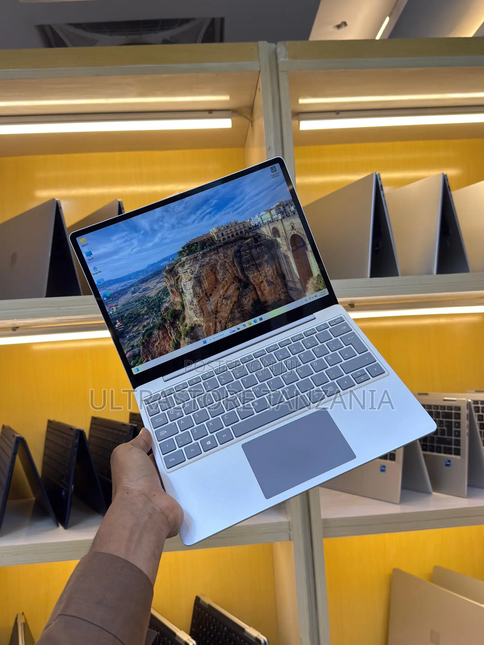 New Laptop Microsoft Surface Laptop Go 8GB Intel Core i5 SSD 256GB
