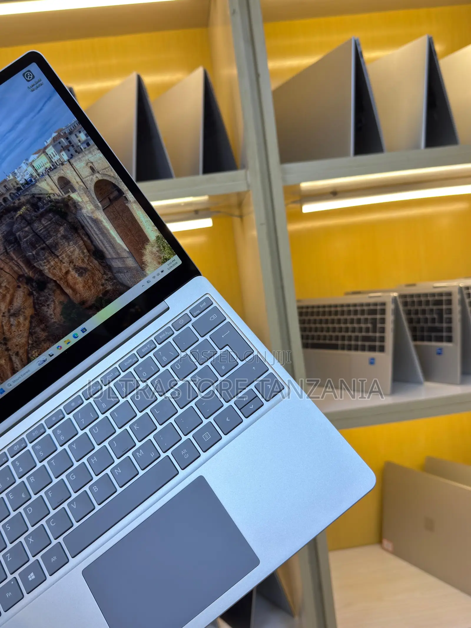 New Laptop Microsoft Surface Laptop Go 8GB Intel Core i5 SSD 256GB