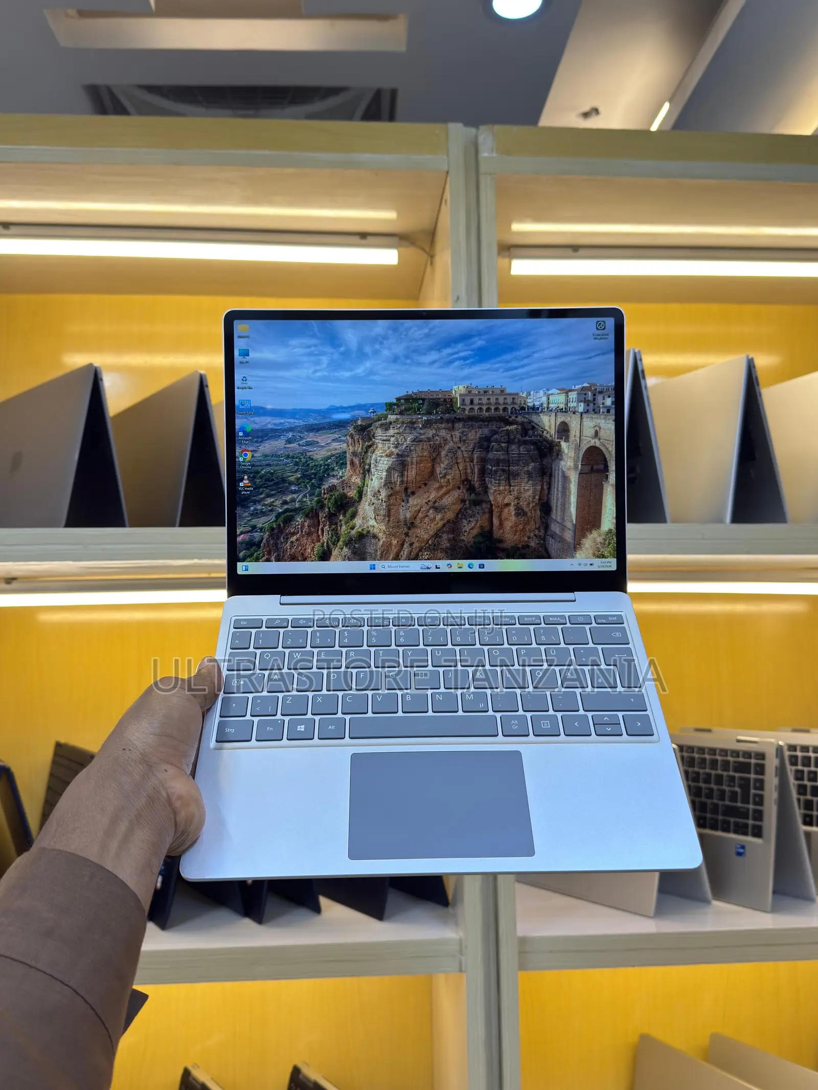 New Laptop Microsoft Surface Laptop Go 8GB Intel Core i5 SSD 256GB
