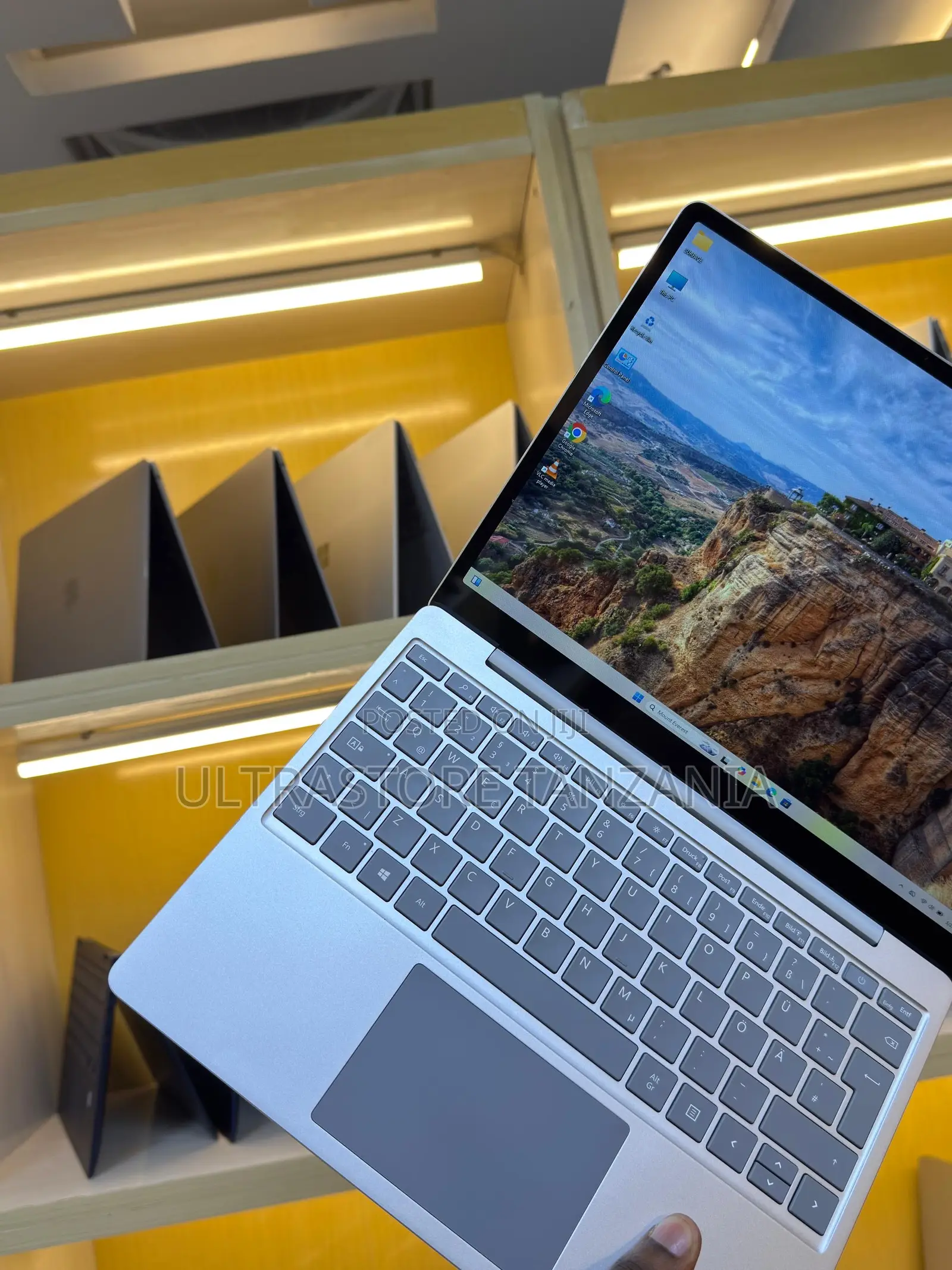 New Laptop Microsoft Surface Laptop Go 8GB Intel Core i5 SSD 256GB