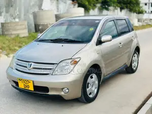 Toyota IST 2005 Gold
