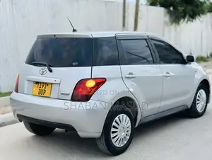 Toyota IST 2004 Silver