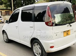 Toyota Fun Cargo 2004 White
