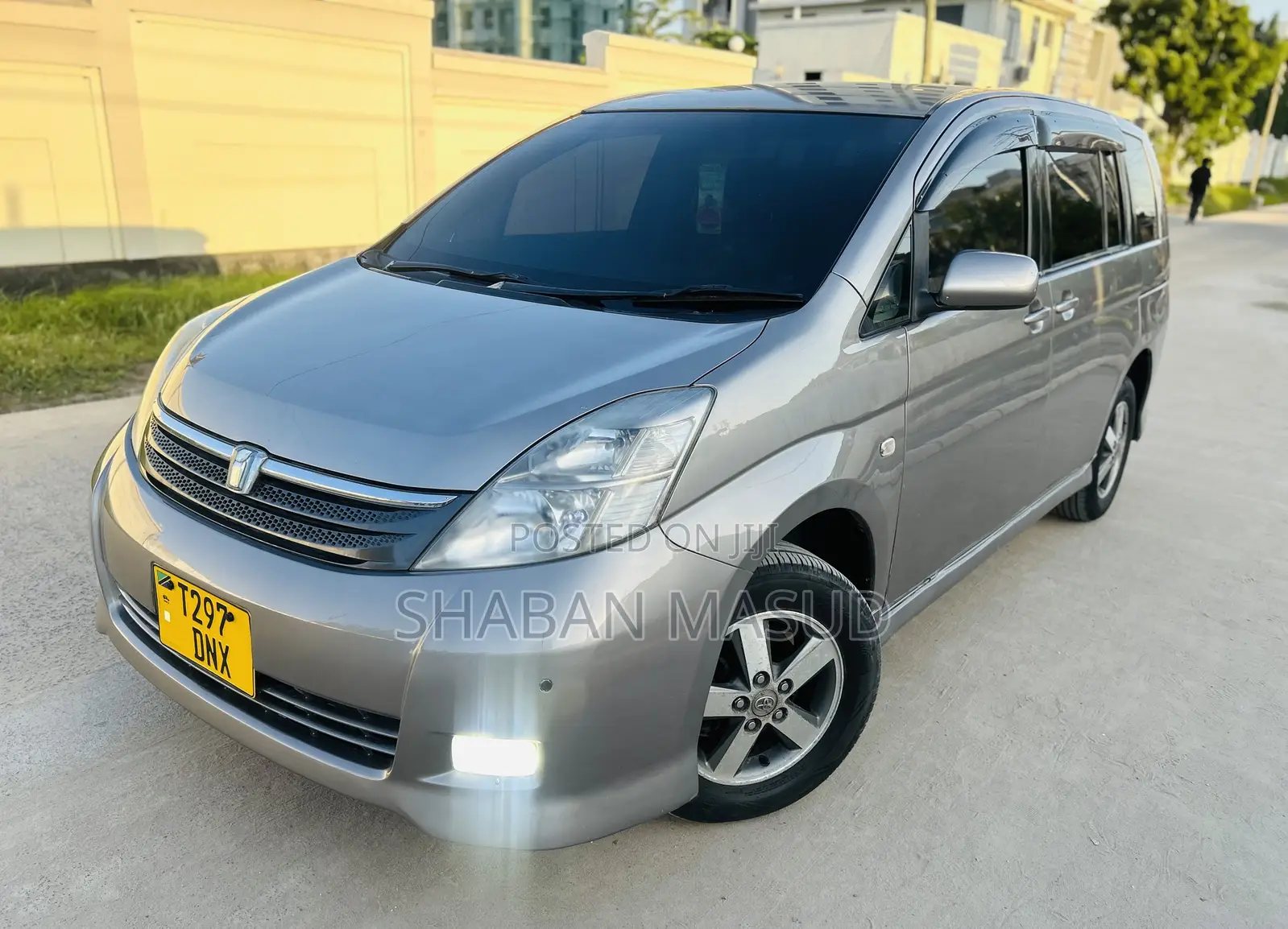 Toyota ISIS 1.8 L 2009 Gray