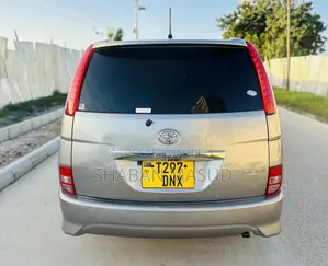 Toyota ISIS 1.8 L 2009 Gray