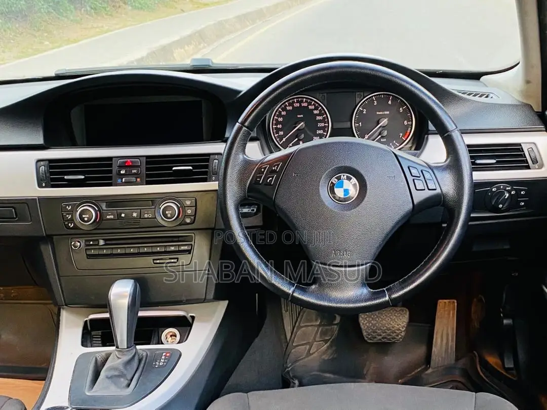 BMW 3 Series 320i RWD 2010 Black