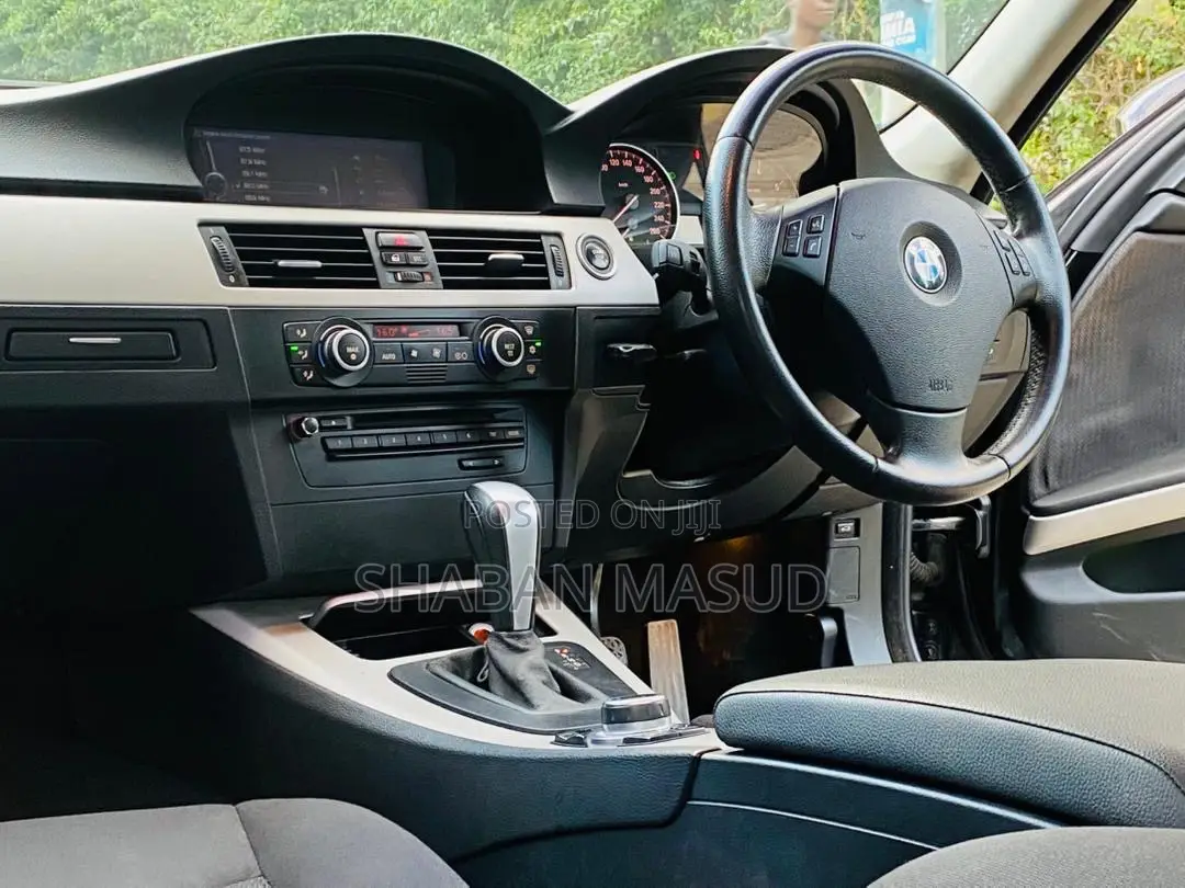 BMW 3 Series 320i RWD 2010 Black