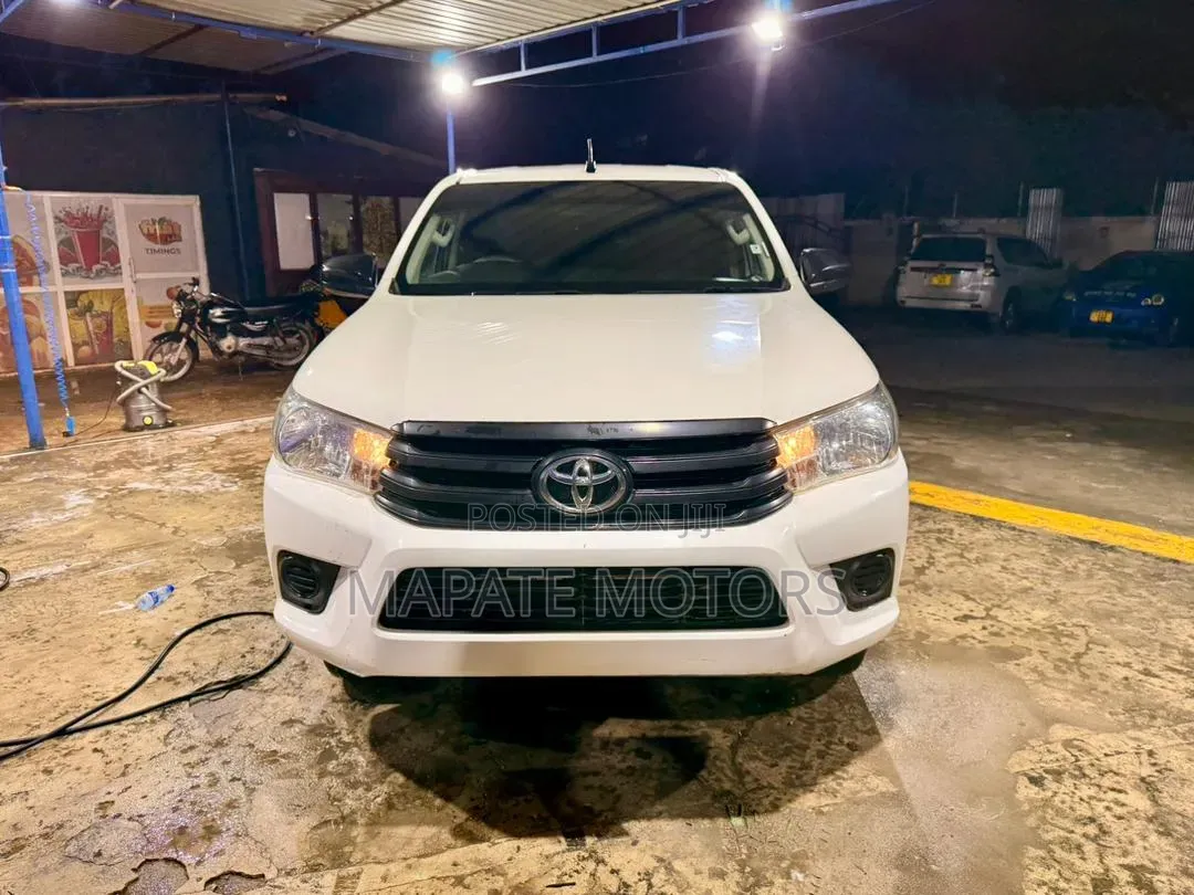 Toyota Hilux Revo Double Cab Deisel 2.4 RWD 2021 White