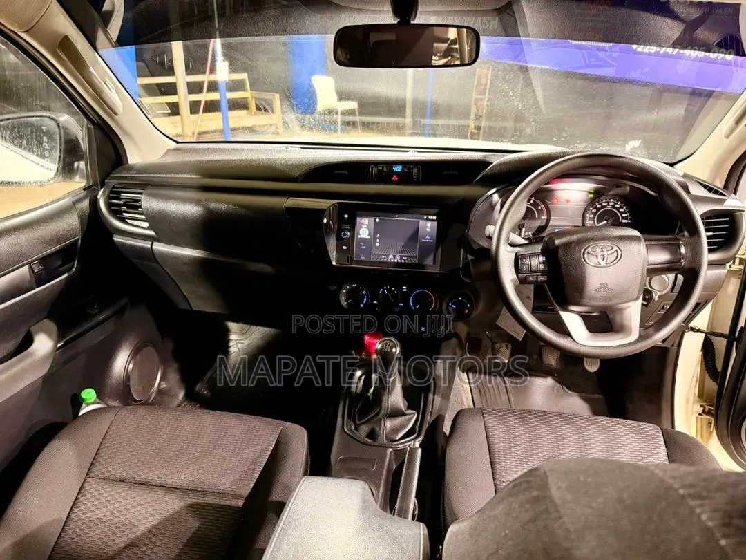 Toyota Hilux Revo Double Cab Deisel 2.4 RWD 2021 White