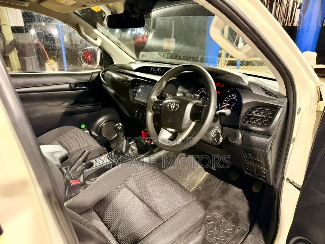 Toyota Hilux Revo Double Cab Deisel 2.4 RWD 2021 White