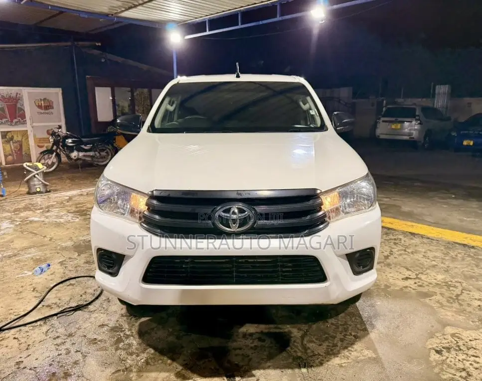 Toyota Hilux 2021 White