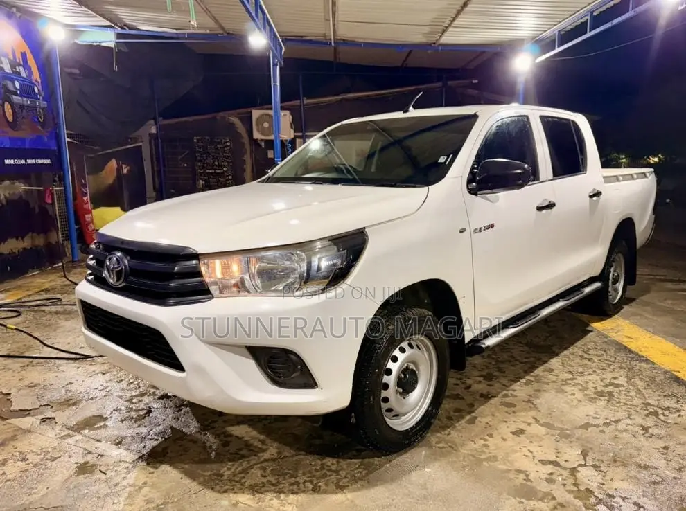 Toyota Hilux 2021 White
