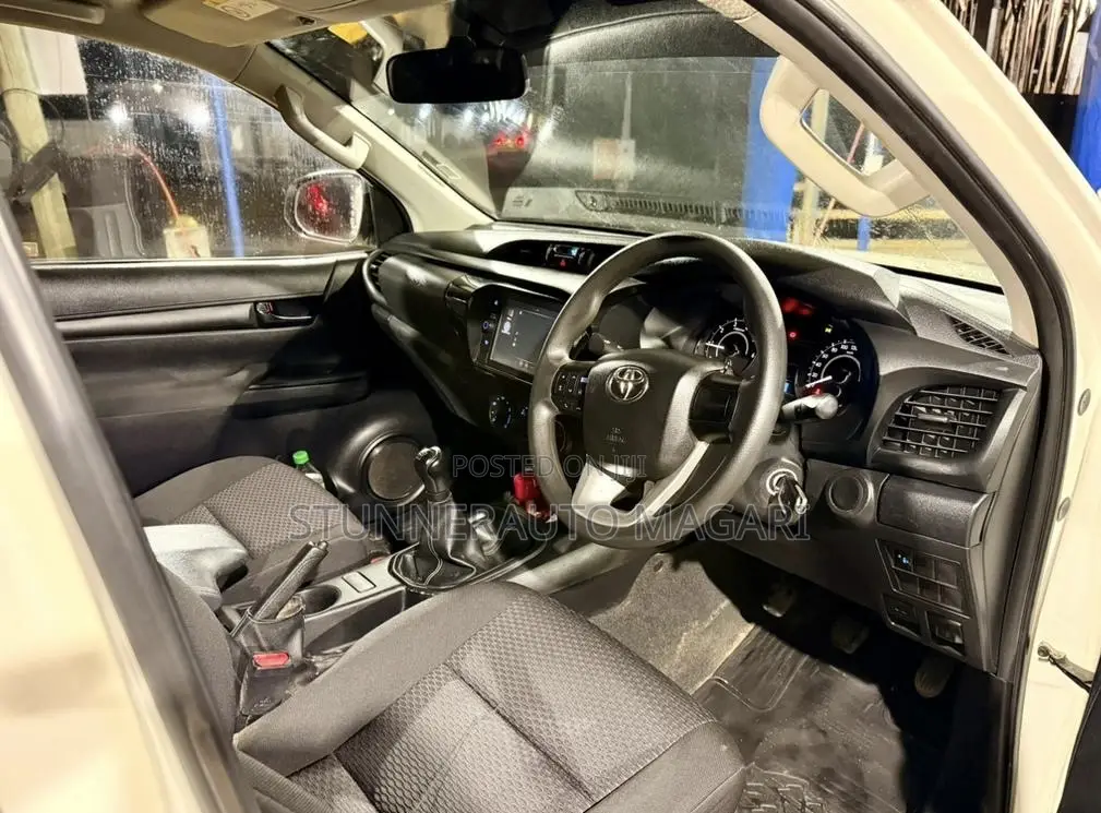 Toyota Hilux 2021 White