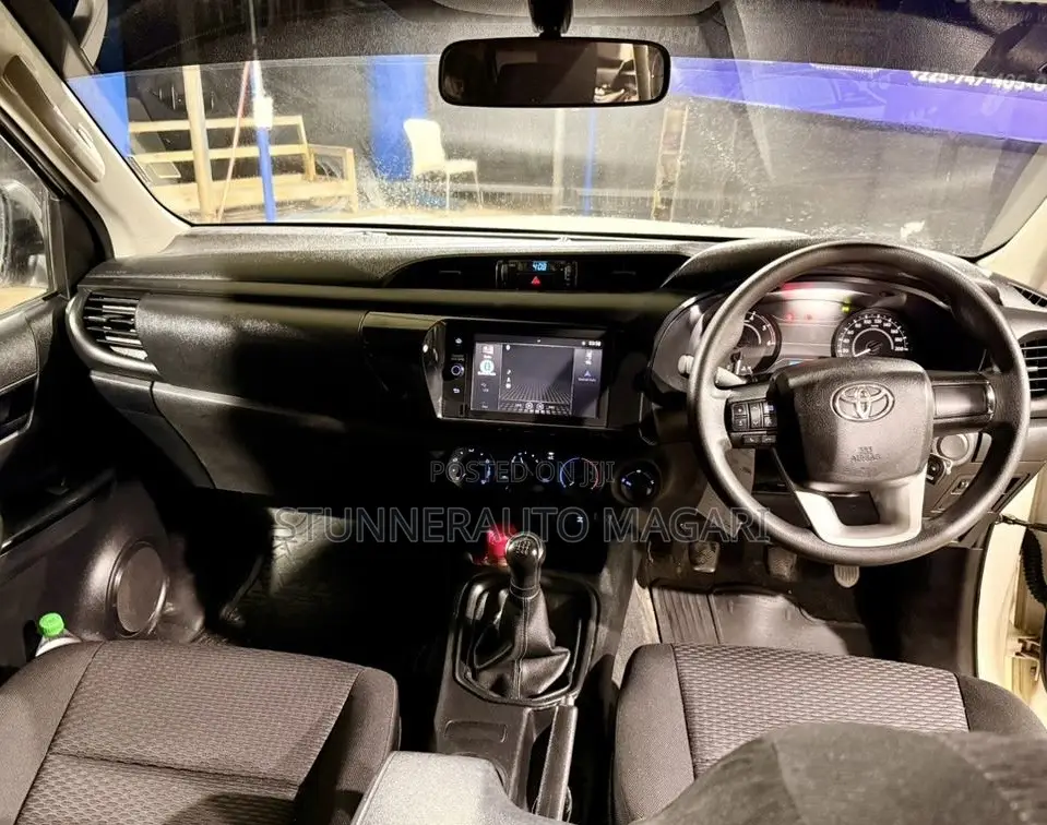 Toyota Hilux 2021 White