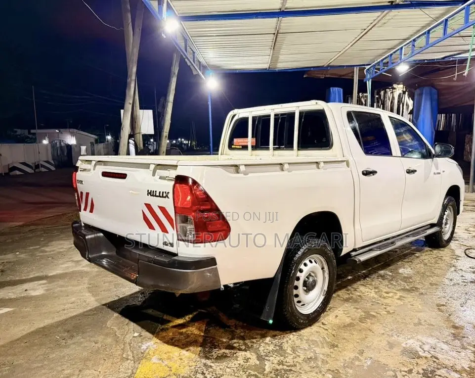 Toyota Hilux 2021 White