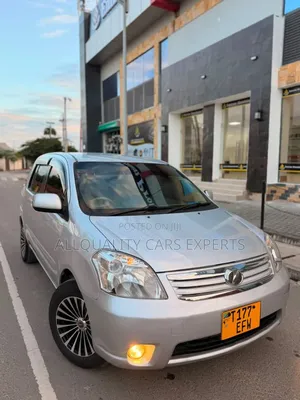 Toyota Raum 2004
