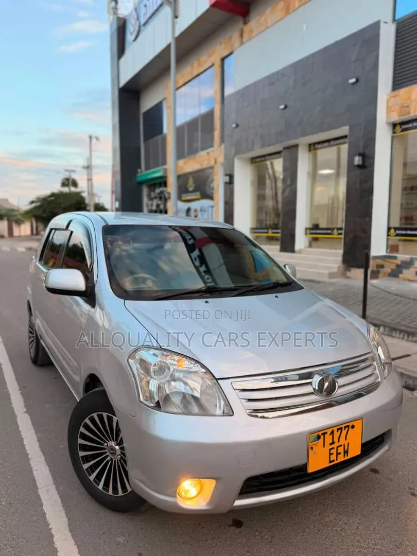 Toyota Raum 2004