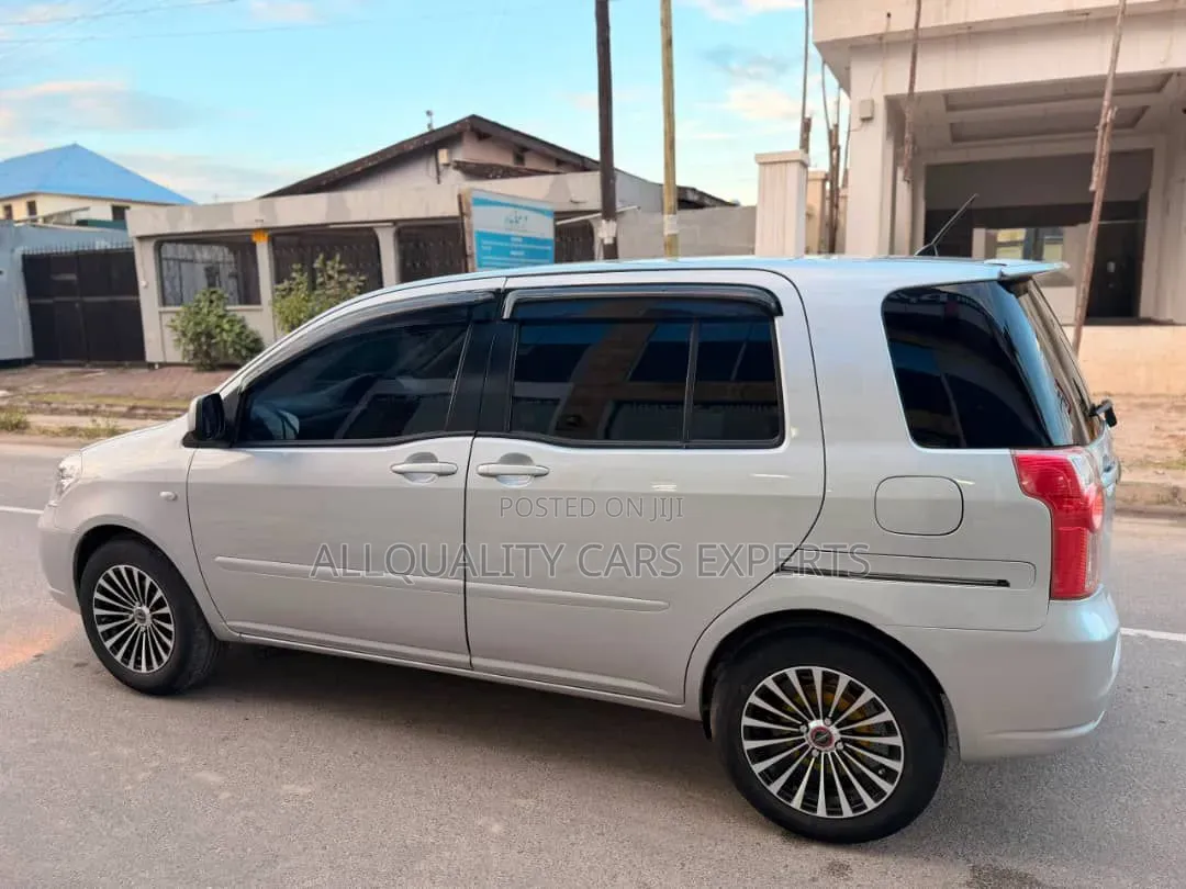 Toyota Raum 2004
